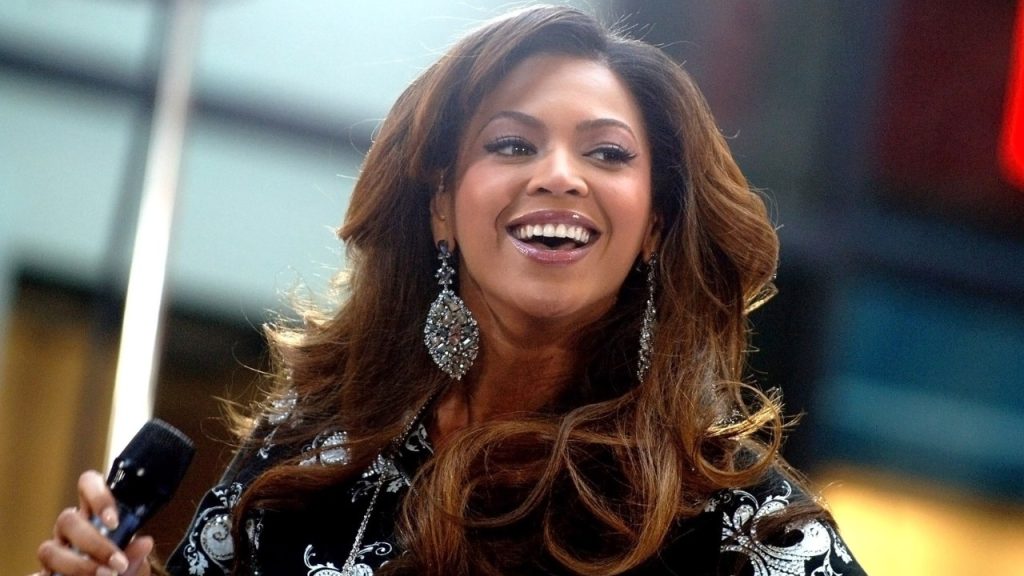 Beyoncé lança nova collab com a Balmain - Etiqueta Unica