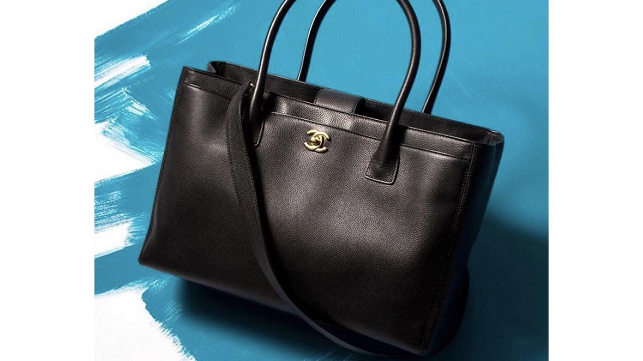 Bolsa Cerf Tote Chanel. Clique na imagem e confira peças similares! (Foto: Reprodução/Instagram @luxurygaragesale)