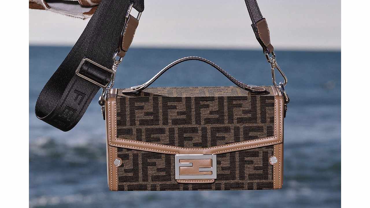 Bolsa Fendi Baguette Clique na imagem e confira peças similares! (Foto: Reprodução/Instagram @fendi)