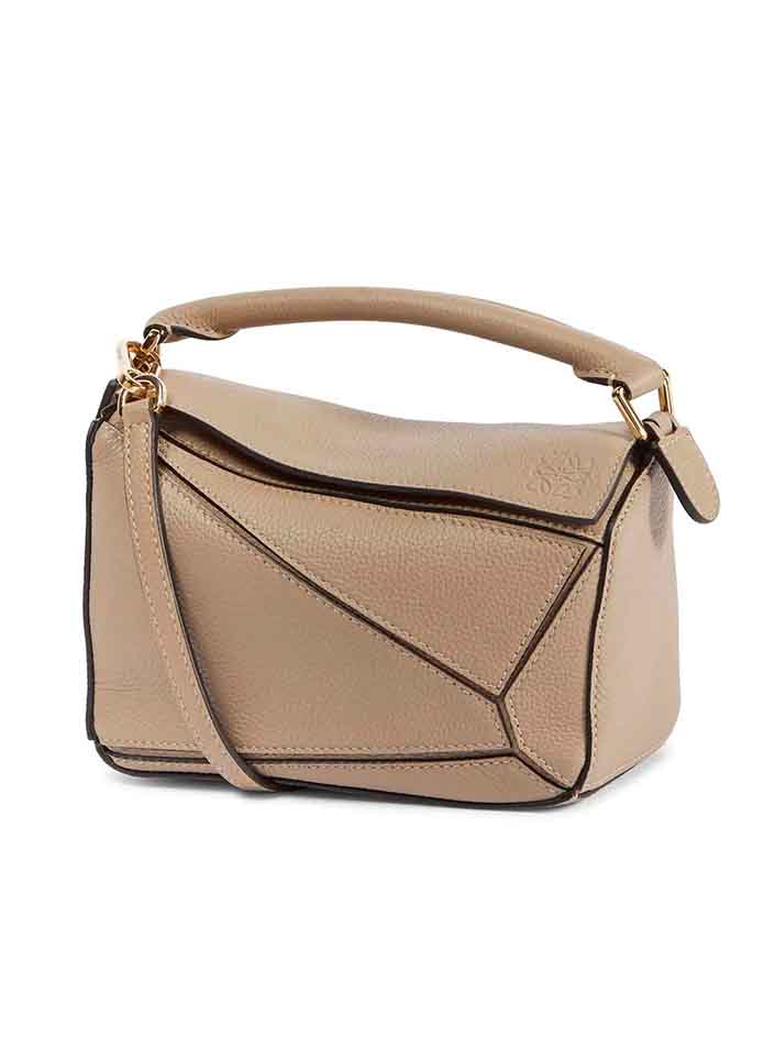 A Puzzle Bag da Loewe é umas das bolsas clássicas da marca de luxo.