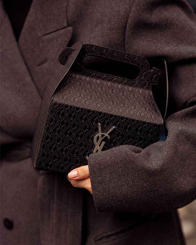 Take-away box bag da Saint Laurent uma das bolsas pretas mais desejadas do momento.