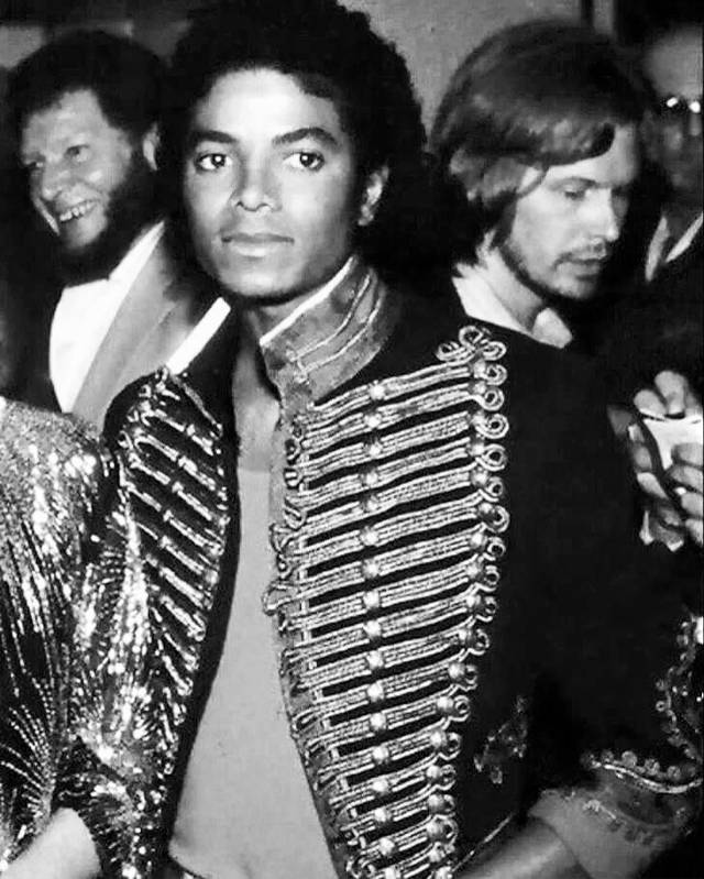 Michael Jackson usando jaqueta Balmain. Clique na imagem e confira peças da marca! (Foto: Reprodução/Instagram @olivier_rousteing)