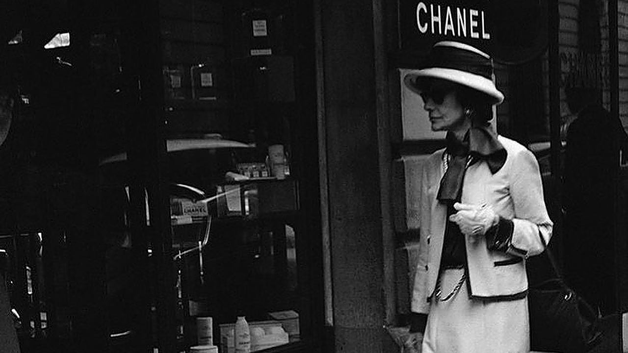 Gabrielle Chanel na frente de sua loja. Clique na imagem e confira criações de Chanel! (Foto: Reprodução/Instagram @sparklewithchanel.)