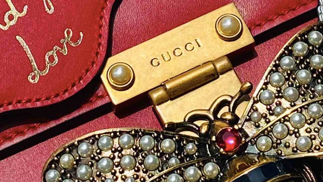 Ferragens de bolsas Gucci geralmente possuem o nome da marca gravado nelas.