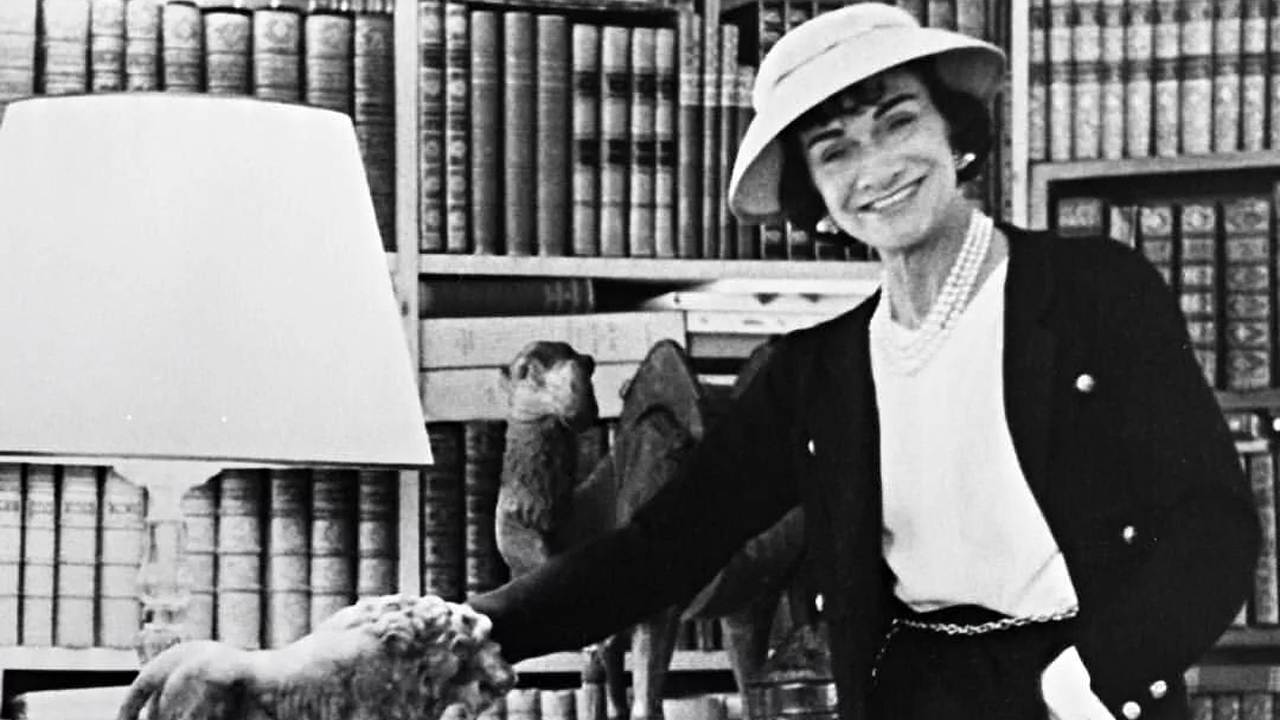 O legado de Chanel continua vivo mesmo após 52 anos de seu falecimento. Clique na imagem e confira criações de Chanel! (Foto: Reprodução/Instagram @rlikereading.)