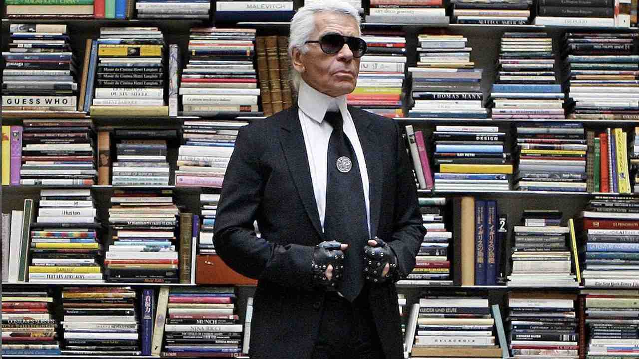 Karl Lagerfeld tinha uma impressionante coleção de mais de 300,000 livros. Clique na imagem e confira criações do estilista! (Foto: Reprodução/Instagram @karllagerfeld)