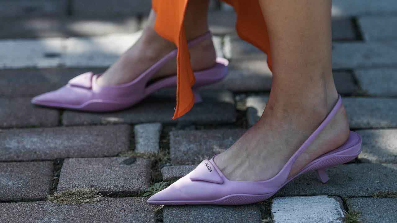 Sapatos Prada com salto baixo estilo kitten heels.