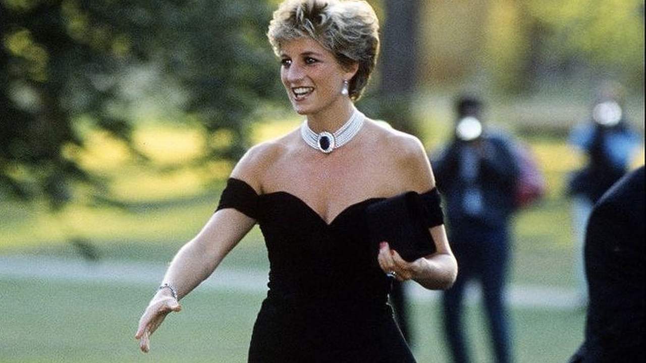 Lady Diana com o icônico 'Revenge Dress'. (Foto: Reprodução/Instagram @lady.diana._)