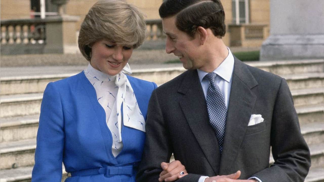 Lady Diana e Príncipe Charles no anúncio oficial do noivado. (Foto: Reprodução/Instagram @dianaforeverremembered)