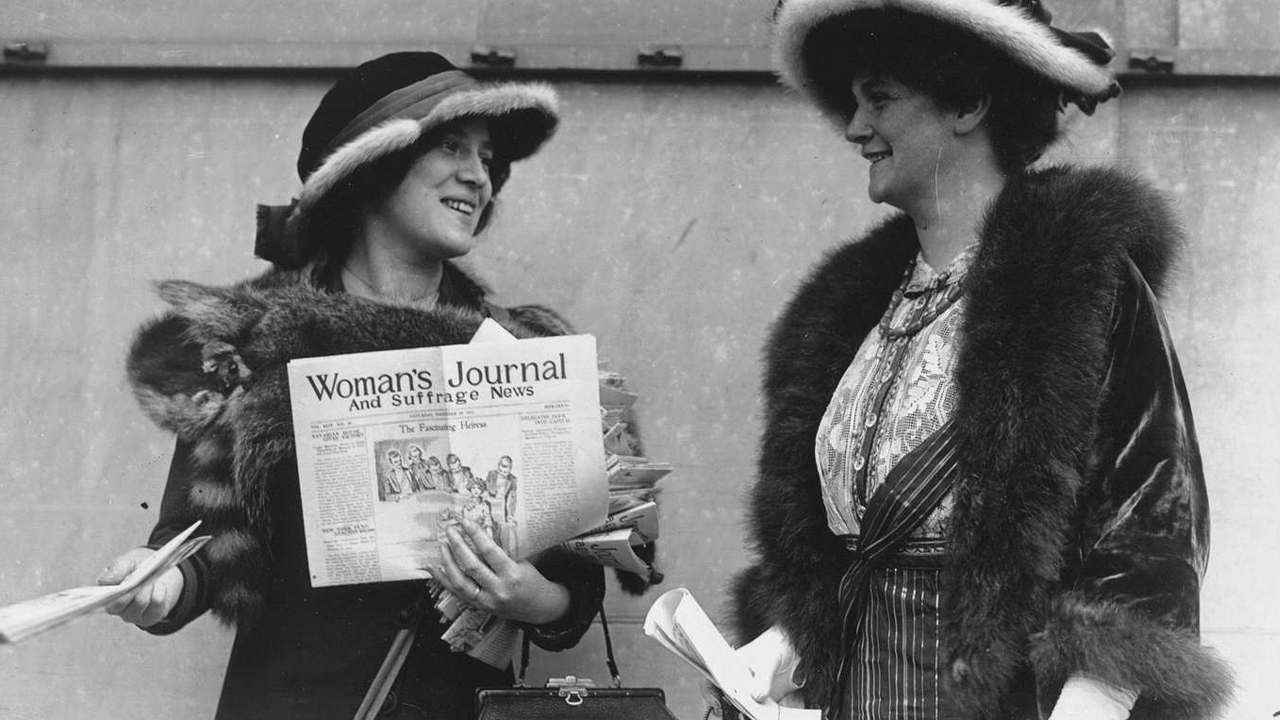 Mulheres distribuindo jornal sufragista em 1913.