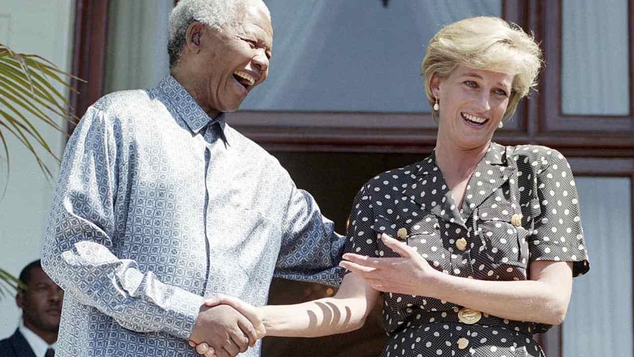 Lady Diana e Nelson Mandela em Cape Town em 1997. (Foto: Reprodução/Instagram @princesdianaa)