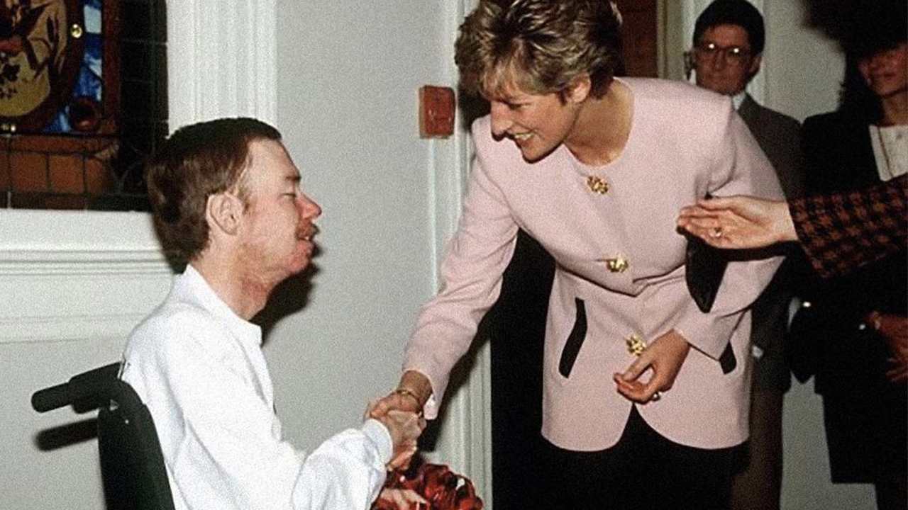 Princesa Diana cumprimentando paciente com AIDS em 1987. (Foto: Reprodução/Instagram @thenakednutritionist)