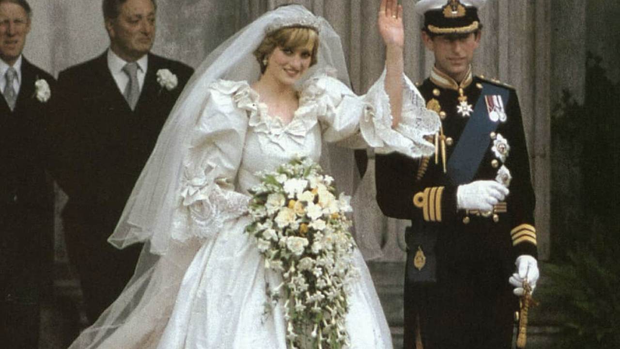 Princesa Diana e Príncipe Charles no dia de seu casamento em 1981. (Foto: Reprodução/Instagram @dianaforeverremembered)