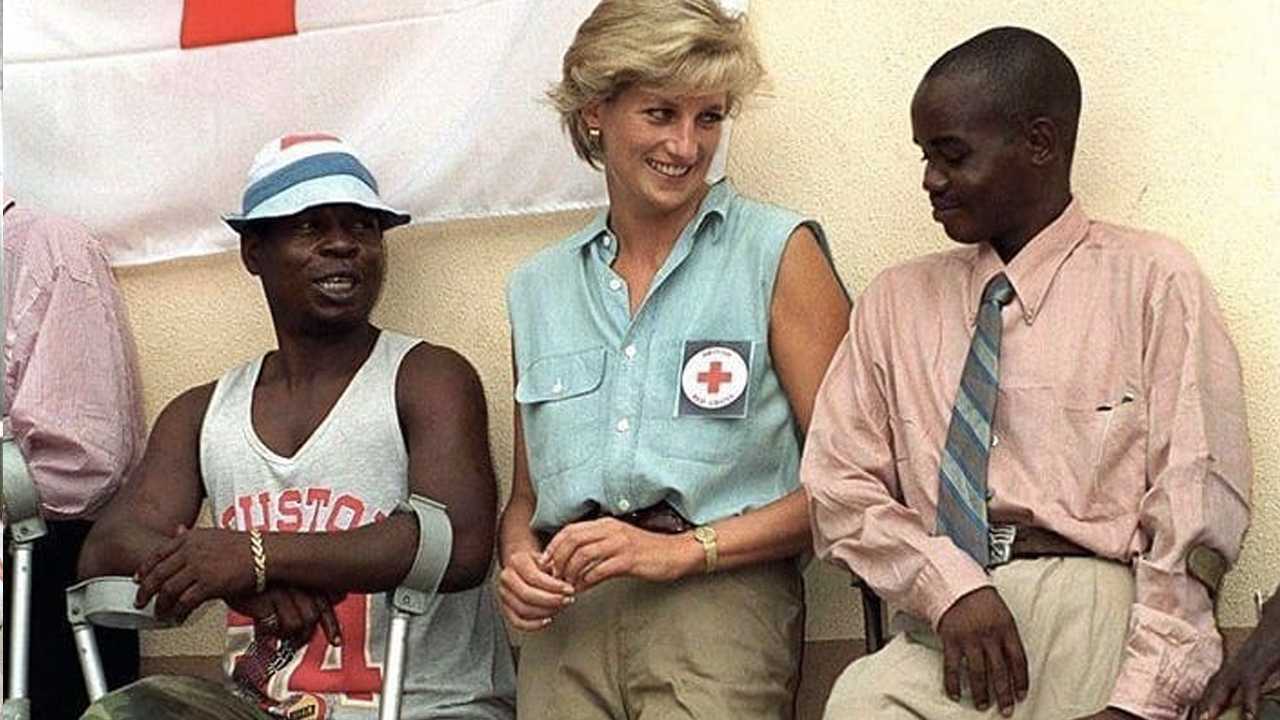 Um dos maiores legados de Lady Diana é seu trabalho humanitário. (Foto: Reprodução/Instagram @princesdianaa)