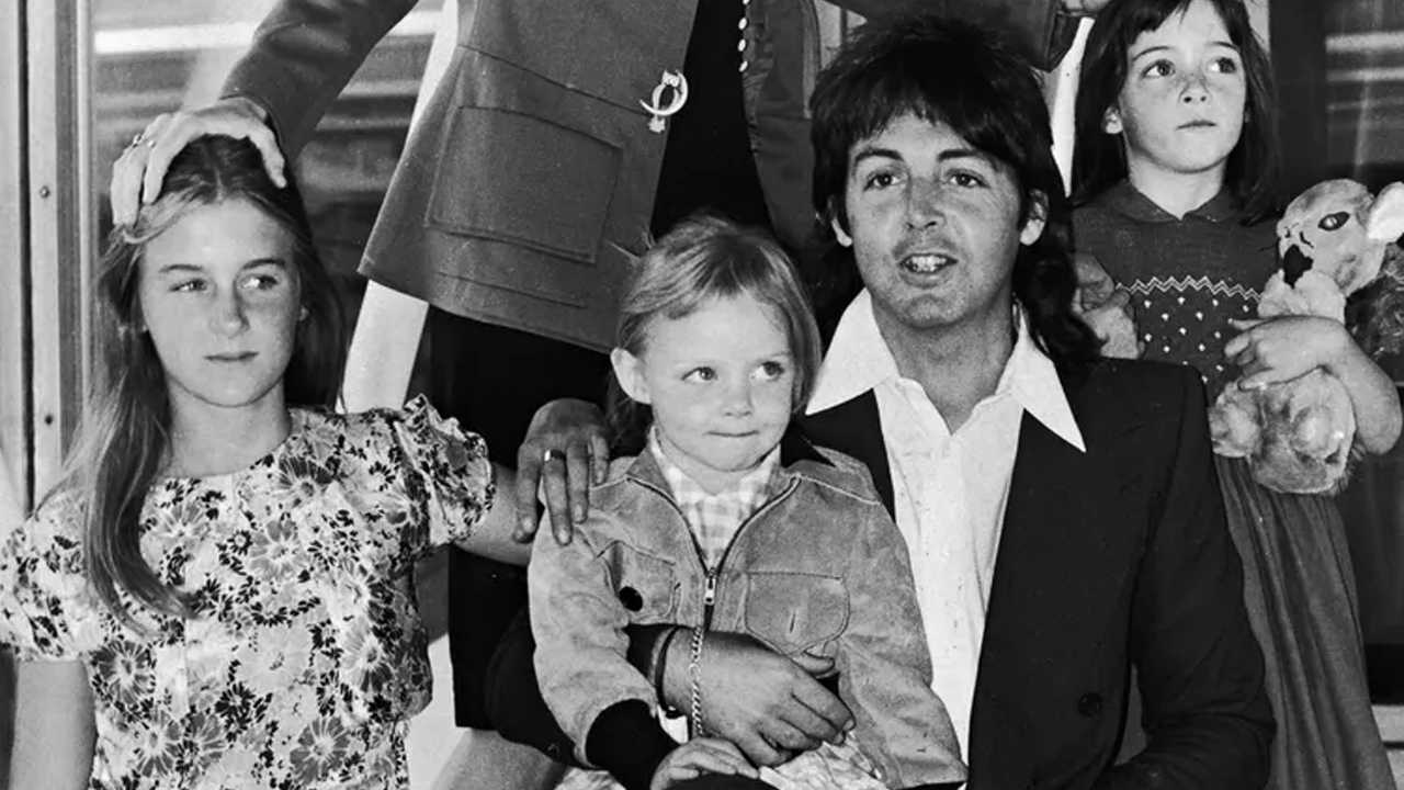 Stella McCartney com a família na infância. Clique na imagem e confira criações da designer! (Foto: Reprodução/People.com)