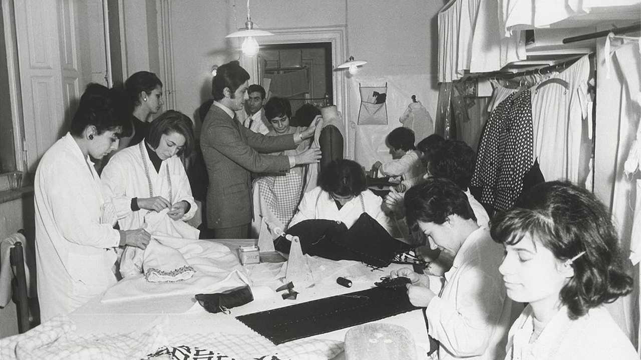 Valentino em seu ateliê em Roma em 1966. Clique na imagem e confira criações da marca! (Fotos: Reprodução/Instagram @realmrvalentino)