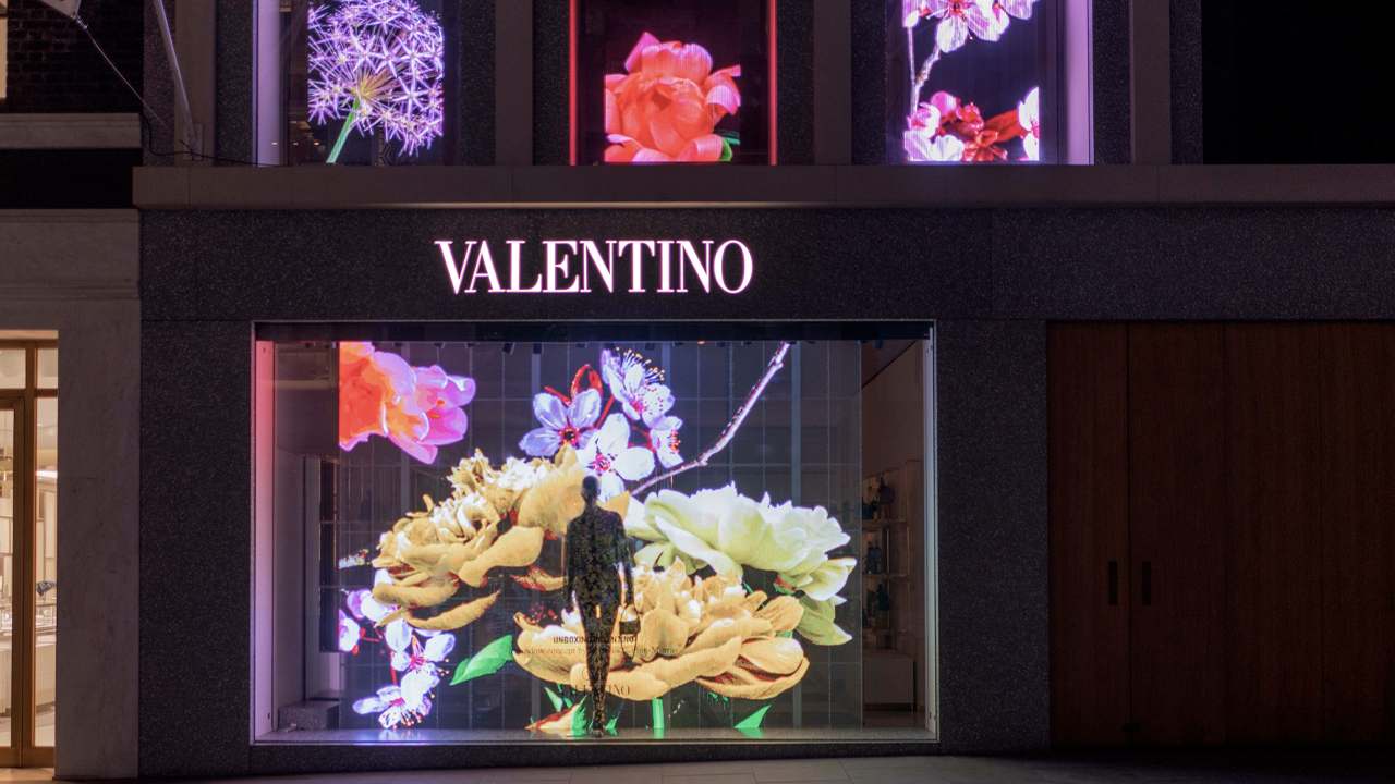Vitrine Unboxing Valentino em Londres. Clique na imagem e confira criações da marca! (Foto: Reprodução/WWD)
