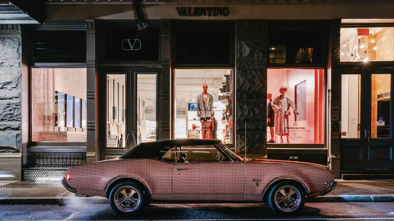 Vitrine Unboxing Valentino em Nova Iorque. Clique na imagem e confira criações da marca! (Foto: Reprodução/WWD)