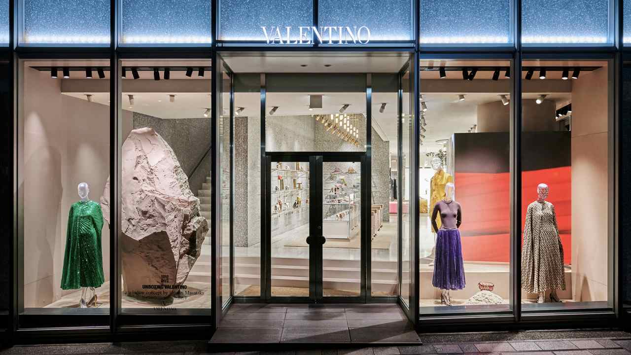 Vitrine Unboxing Valentino em Tóquio. Clique na imagem e confira criações da marca! (Foto: Reprodução/WWD)