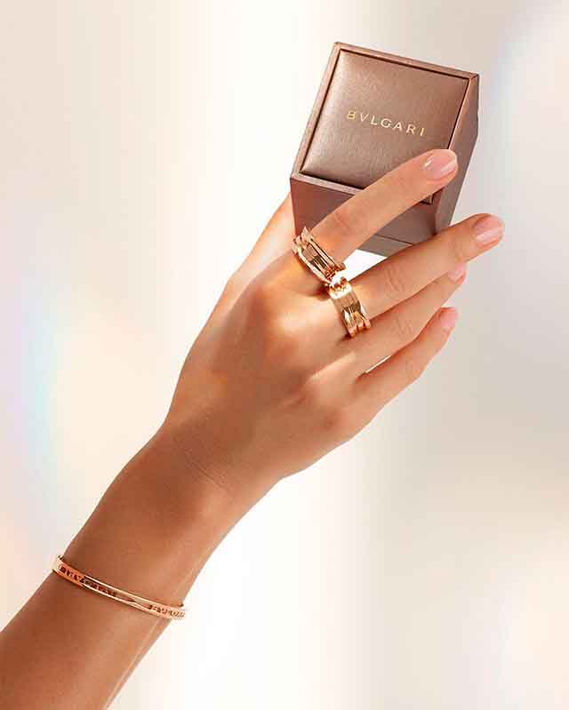 Foto de mão usando anéis Bulgari uma das top marcas mais caras do mundo.