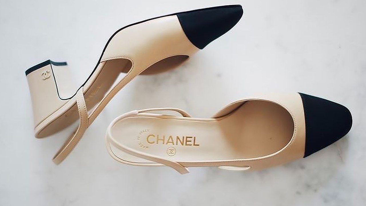 Sapato Chanel Slingback Bicolor. Clique na imagem e confira peças similares! (Foto: Reprodução/Instagram @styletalk_)