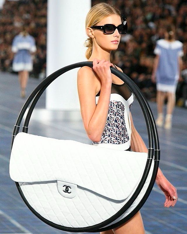 Bolsa de bambolê Chanel da coleção Primavera/Verão 2013. Clique na imagem e confira mais modelos da marca! (Foto: Reprodução/Instagram @leahmcqueenphotography)