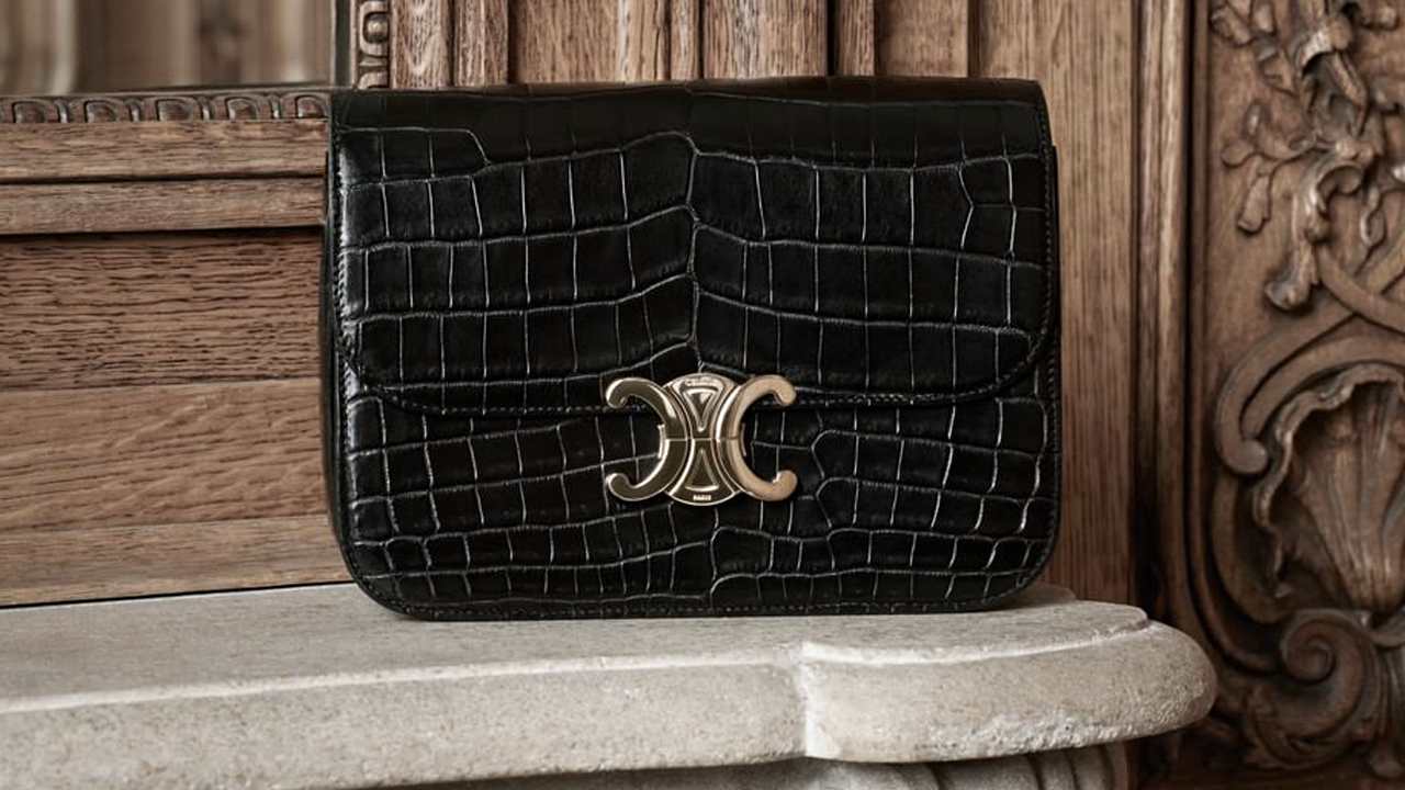 Bolsa Celine Triomphe. Clique na imagem e confira mais modelos da marca! (Foto: Reprodução/Instagram @celine)