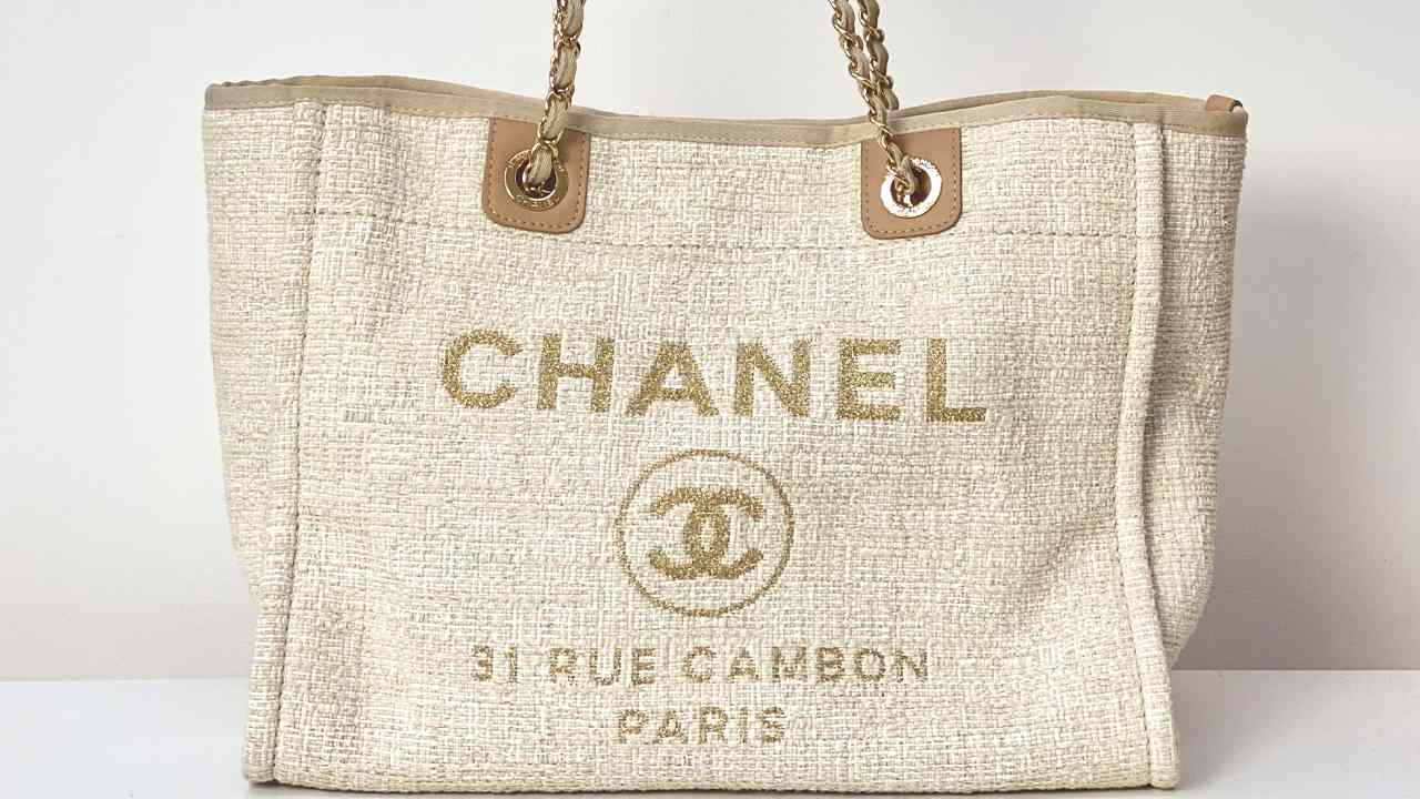 Bolsa Chanel Deauville. Clique na imagem e confira mais modelos de bolsa Chanel perfeitos para presentear!