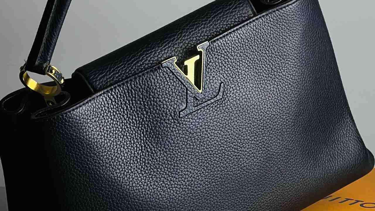 Bolsa Louis Vuitton Capuccines. Clique na imagem e confira mais modelos de bolsas pretas que são clássicas!