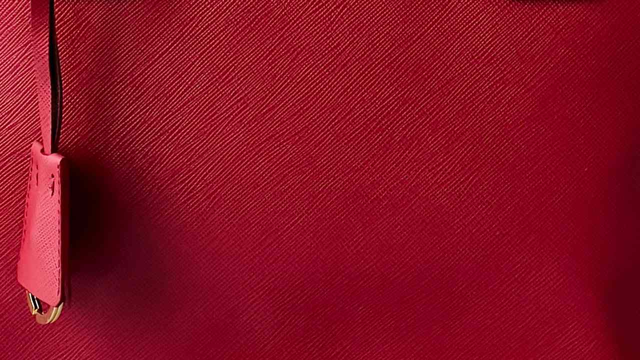 O couro saffiano é pigmentado e "carimbado", dando essa textura rica e duradoura. Clique na imagem e confira modelos de bolsas Prada!