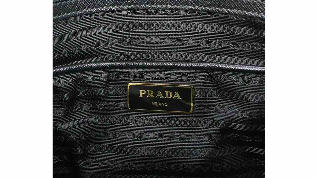 O forro de bolsas Prada costuma ser em nylon, com o nome e cordas bordados em fileiras alternadas. Clique na imagem e confira modelos de bolsas Prada!