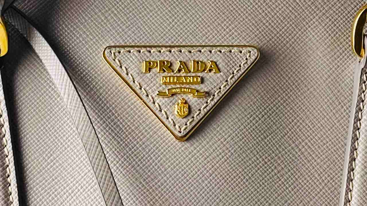 A fonte do escrito da placa deve ser de acordo com o logo da marca, sempre focando no R. Clique na imagem e confira modelos de bolsas Prada!