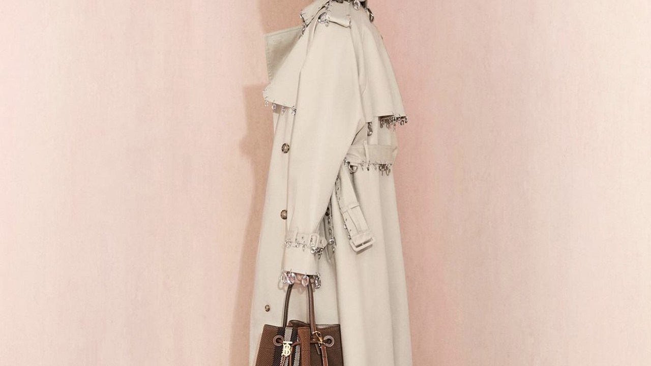Trench coat Burberry. Clique na imagem e confira mais peças da marca! (Foto: Reprodução/Instagram @burberry)