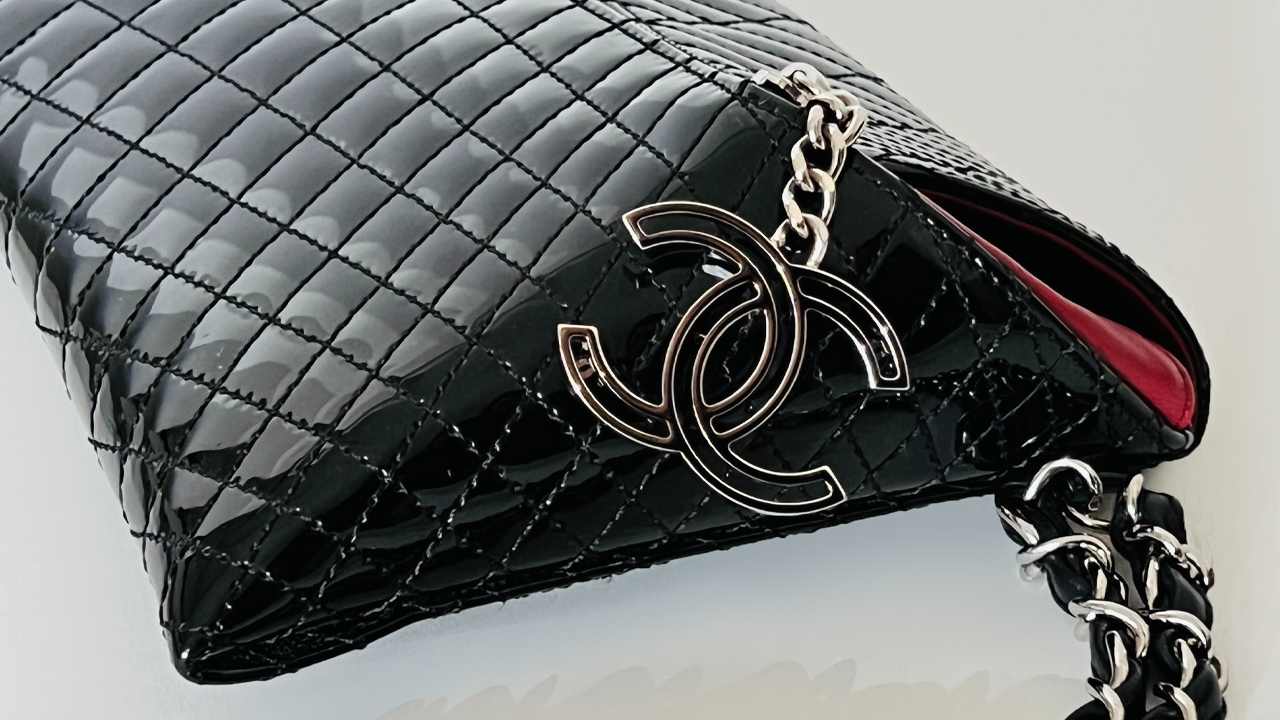 O icônico logo da Chanel que foi idealizado por Karl Lagerfeld. Clique na imagem e confira mais modelos da marca! 