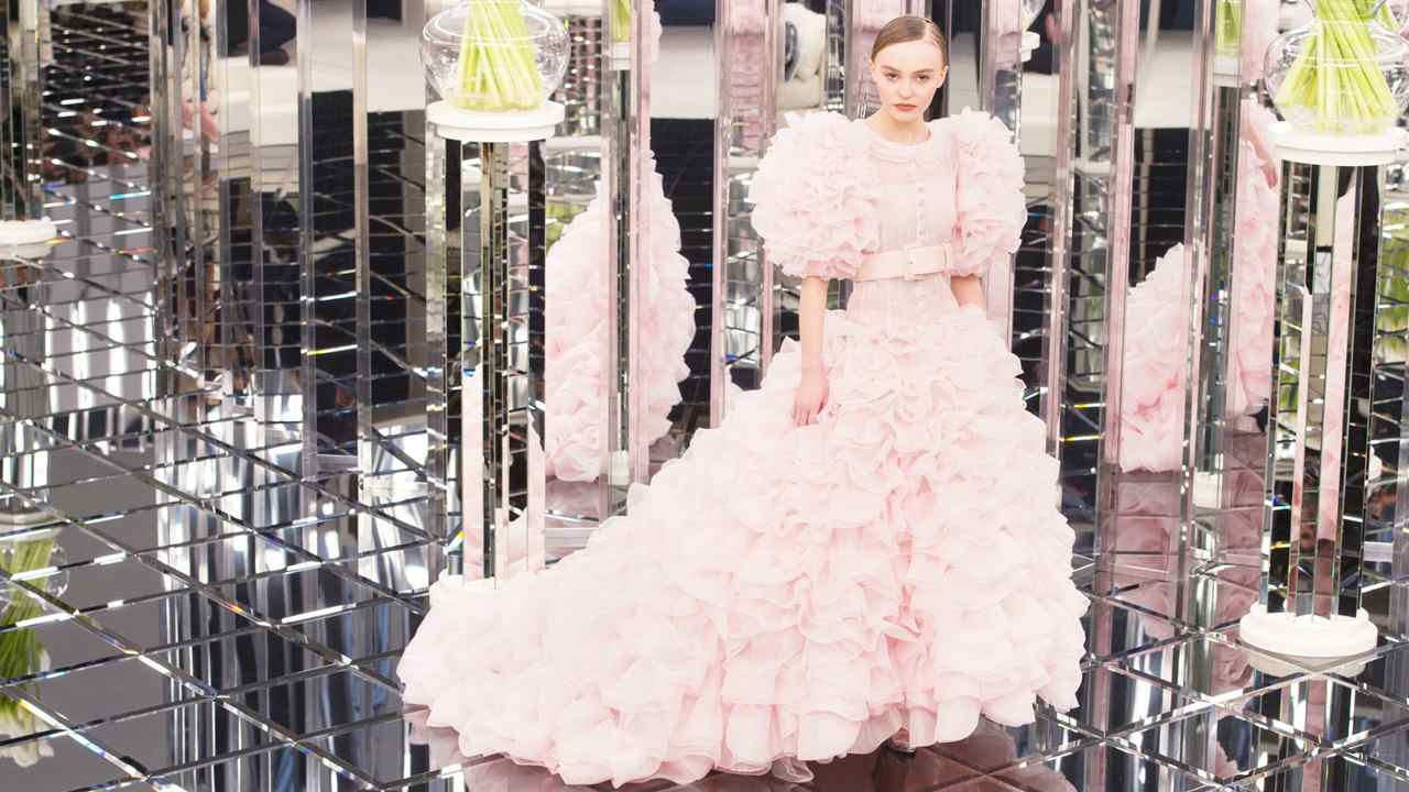 Lily Rose usando o icônico vestido rosa de babados da coleção de Alta Costura Primavera/Verão 2017. Clique na imagem e confira mais modelos da marca! (Foto: Reprodução/Elle.com)