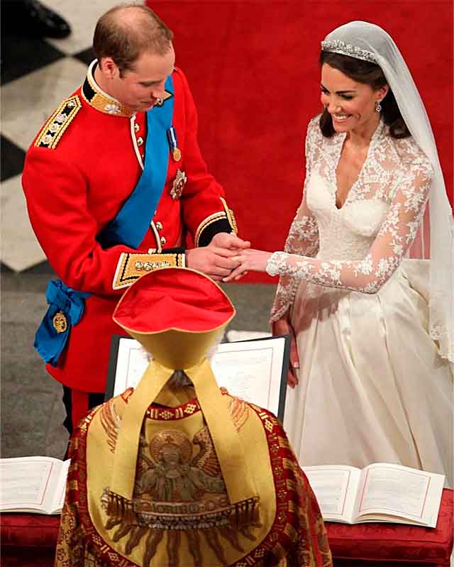 Padre celebrando o casamento entre um principe e uma princesa.