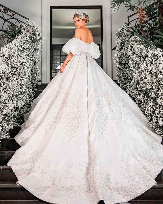 Mulher vestida para casar com um dos vestidos de noiva mais caros do mundo.