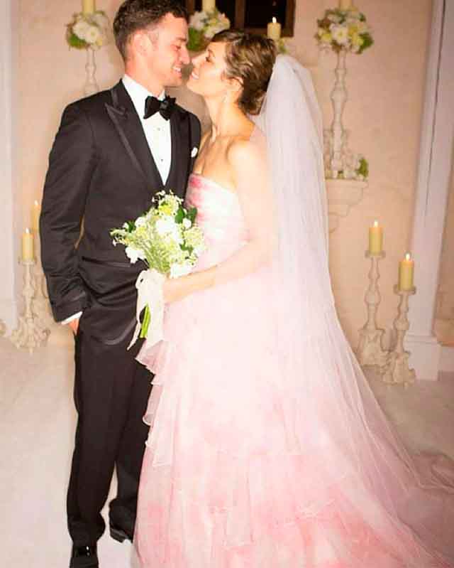 Foto do noivo e da noiva com um dos vestidos de noiva mais caro do mundo.