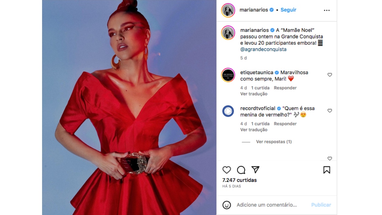 Mariana Rios usa corset Alexander McQueen