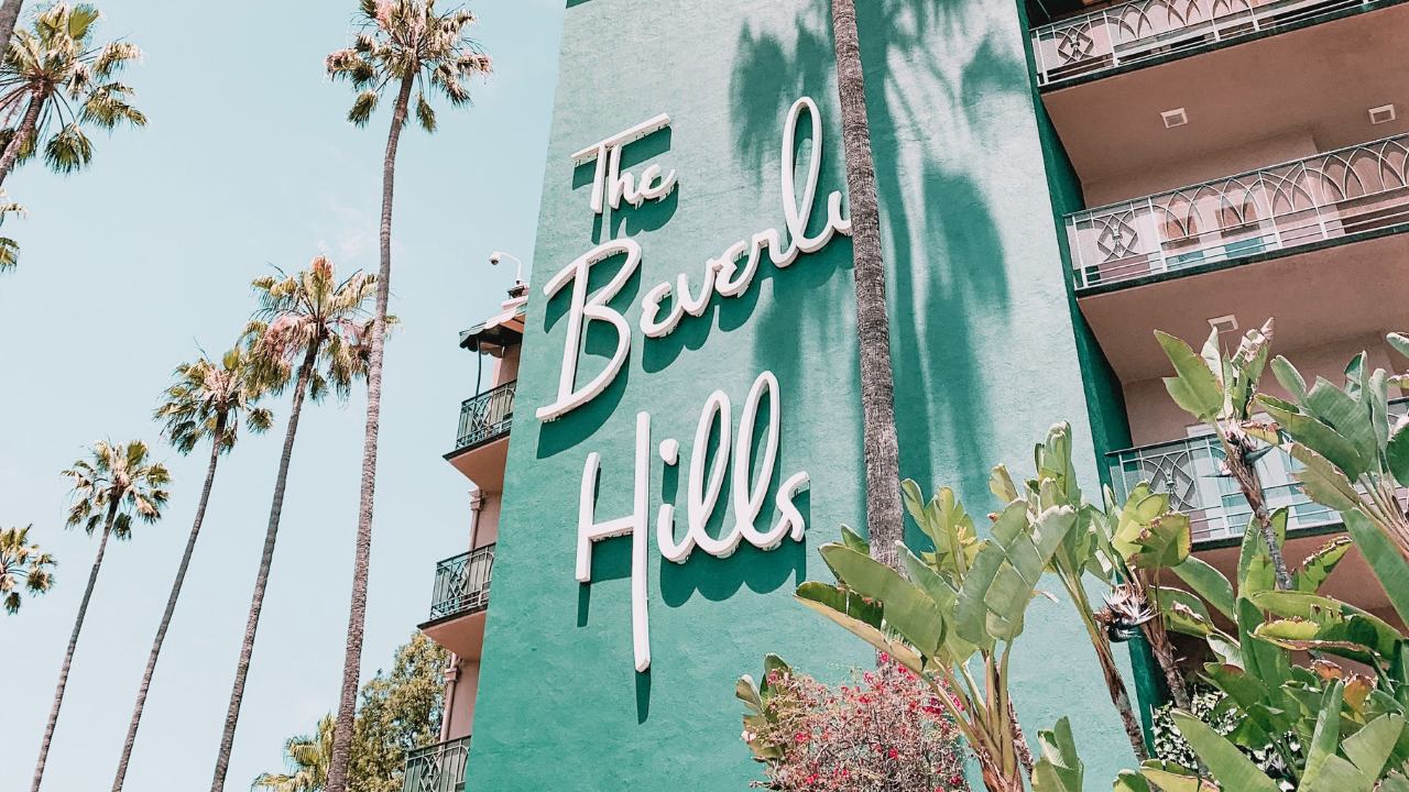 Dior decora hotel em Beverly Hills com produtos exclusivos durante verão no hemisfério norte