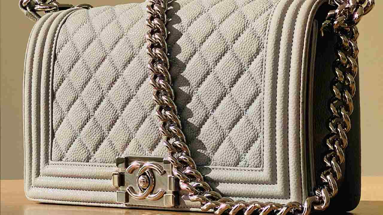 Bolsa Chanel Boy é uma das bolsas de luxo dispinóveis na super sale.