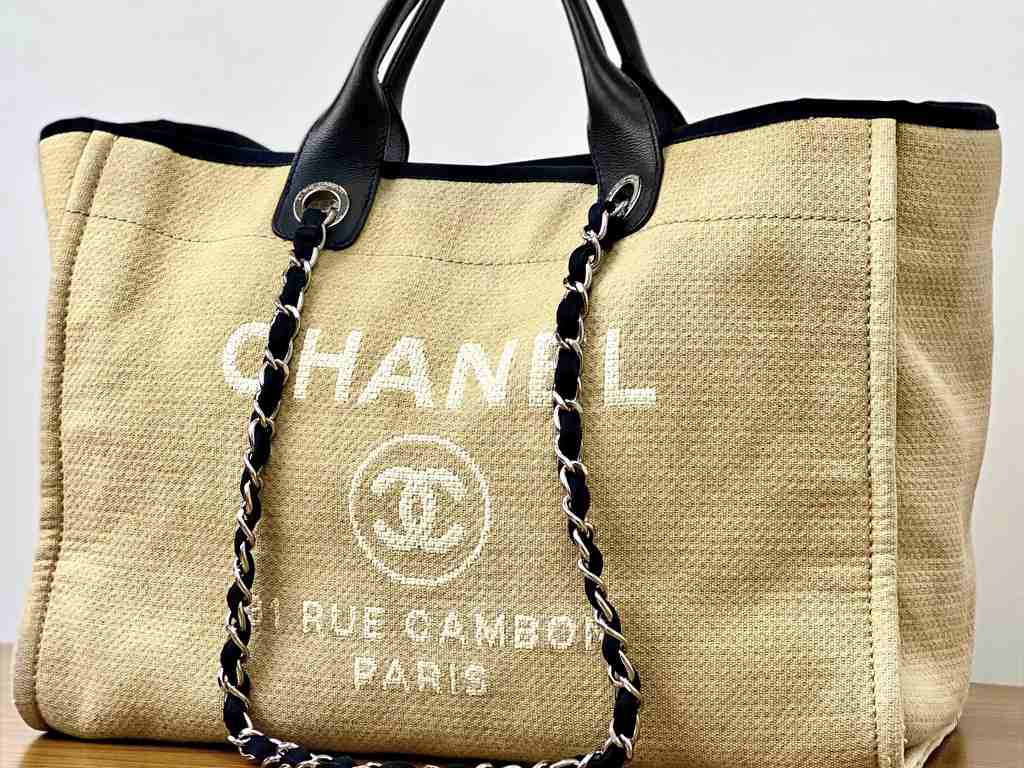 A Deuville Tote é uma das bolsas Chanel mais cobiçadas.