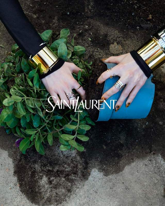 Campanha publicitária da linha de joias da Saint Laurent. Clique na imagem e confira mais criações da marca! (Foto: Reprodução/Instagram @ysl)