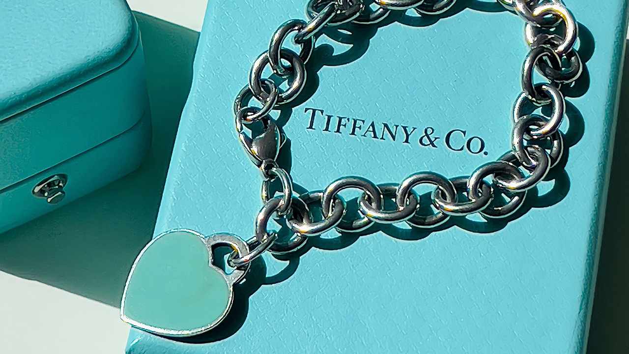 Pulseira Tiffany & Co. Clique na imagem e confira mais opções de presente para sua mãe!