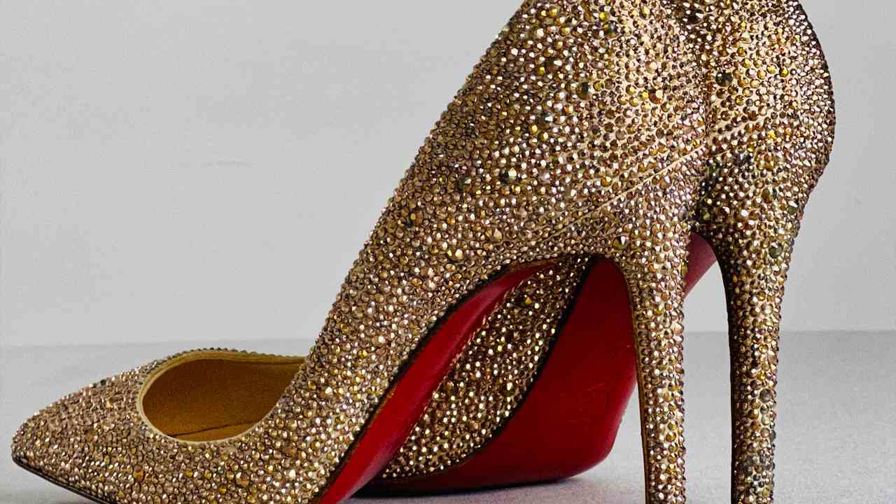 Sapatos de salto Christian Louboutin são o sonho de consumo de muitas mulheres! Por que não surpreender sua mãe com um par? Clique na imagem e confira mais opções de presentes de dia das mães!