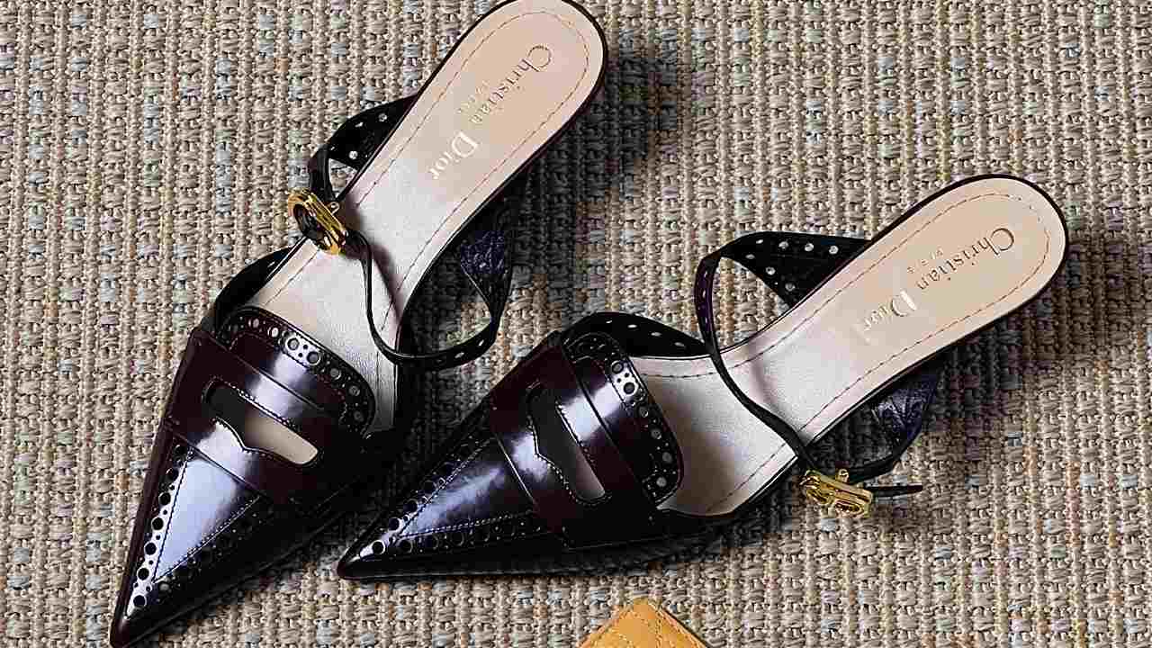 Sapato Christian Dior. Clique na imagem e confira mais opções de presente para sua mãe!