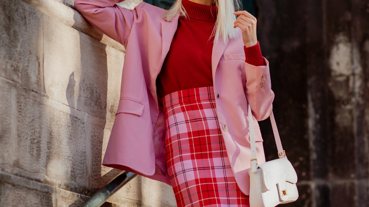 Red Plaid and Red  Moda colorida, Looks, Looks street style