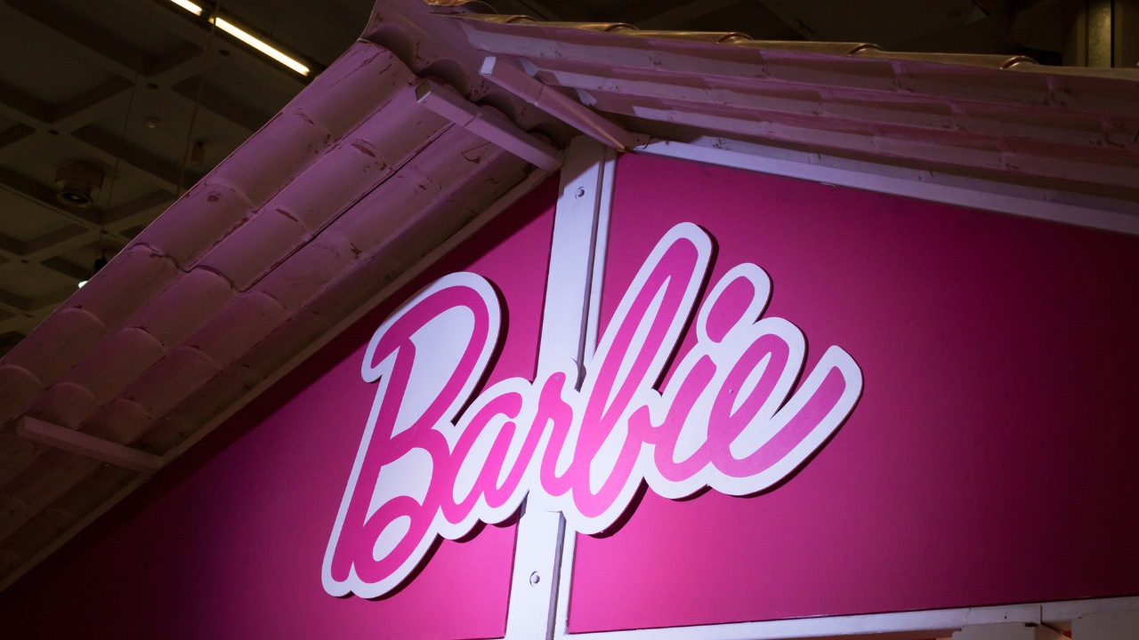 Alexandre Pavão lança bolsas inspiradas no filme Barbie