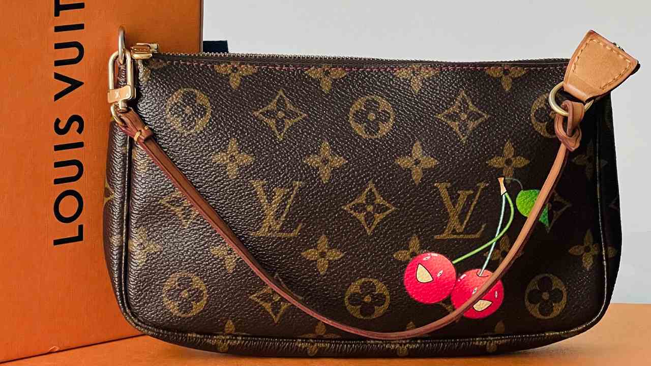 Bolsa Louis Vuitton Pochette Accessories. Clique na imagem e confira mais peças da marca!