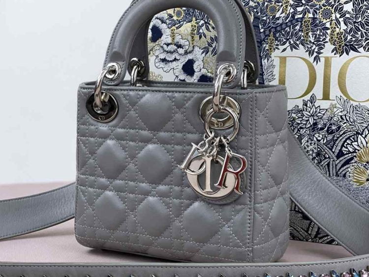 Uma das bolsas de luxo mais porpulares Lady Dior Christian Dior.